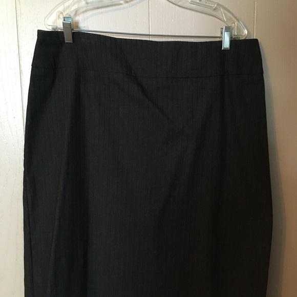 Reitman’s Grey knee length pencil skirt Plus Size - Picture 3 of 4
